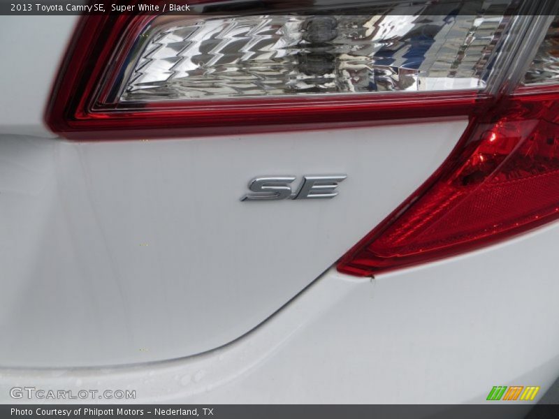 Super White / Black 2013 Toyota Camry SE