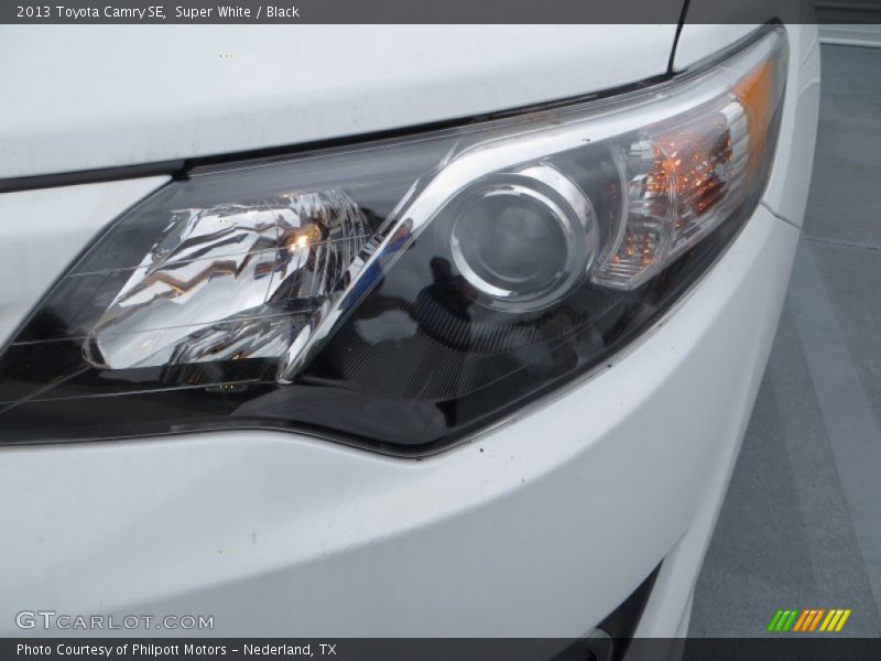 Super White / Black 2013 Toyota Camry SE