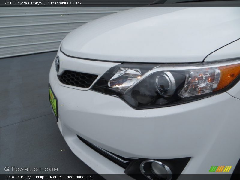 Super White / Black 2013 Toyota Camry SE