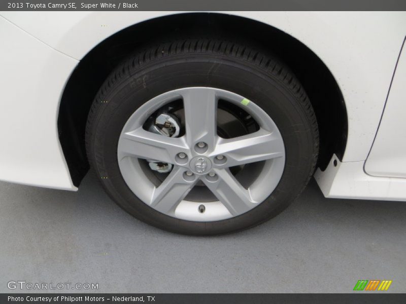 Super White / Black 2013 Toyota Camry SE
