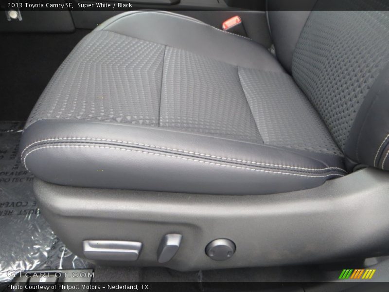 Super White / Black 2013 Toyota Camry SE