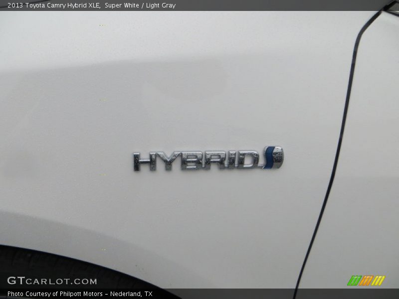 Super White / Light Gray 2013 Toyota Camry Hybrid XLE