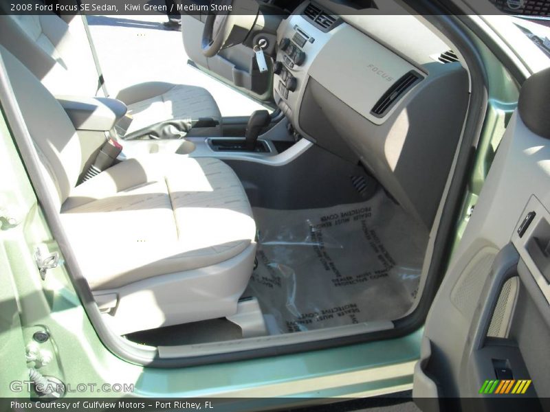 Kiwi Green / Medium Stone 2008 Ford Focus SE Sedan