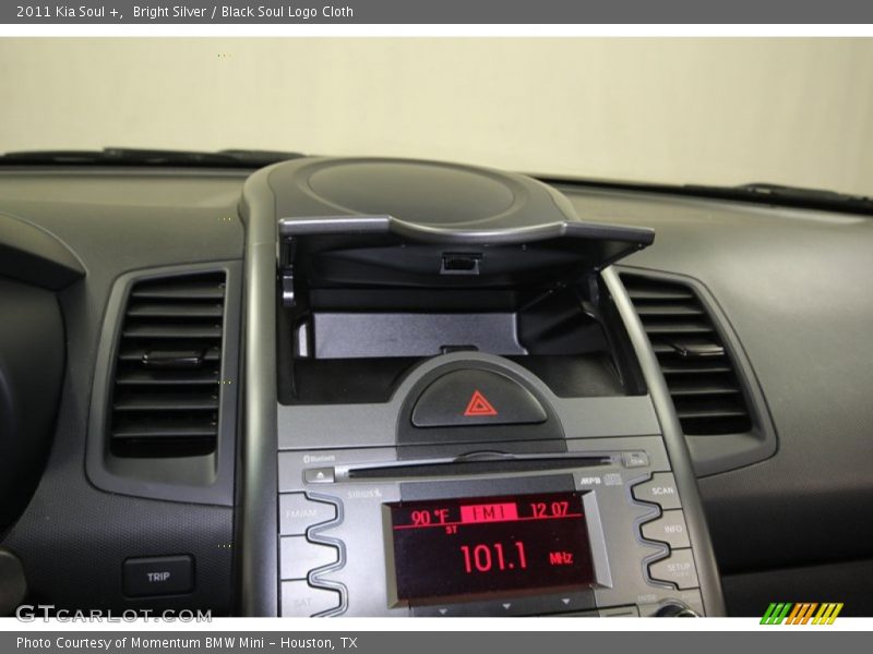 Bright Silver / Black Soul Logo Cloth 2011 Kia Soul +