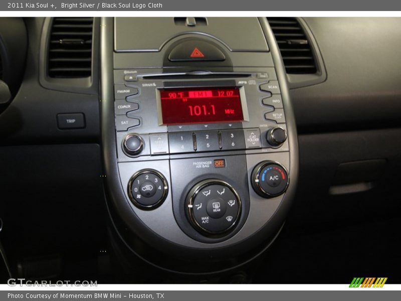 Bright Silver / Black Soul Logo Cloth 2011 Kia Soul +