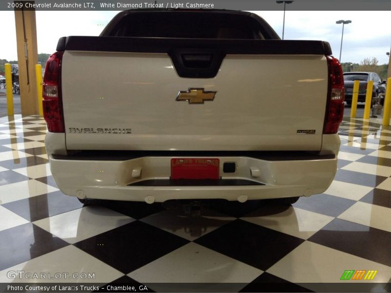 White Diamond Tricoat / Light Cashmere 2009 Chevrolet Avalanche LTZ