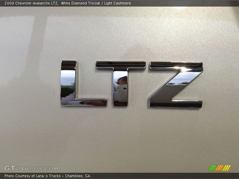 White Diamond Tricoat / Light Cashmere 2009 Chevrolet Avalanche LTZ