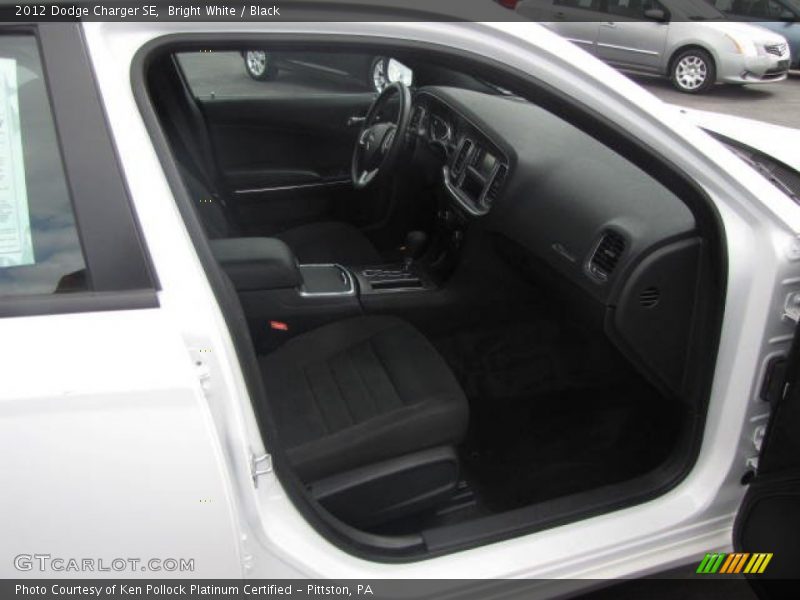 Bright White / Black 2012 Dodge Charger SE
