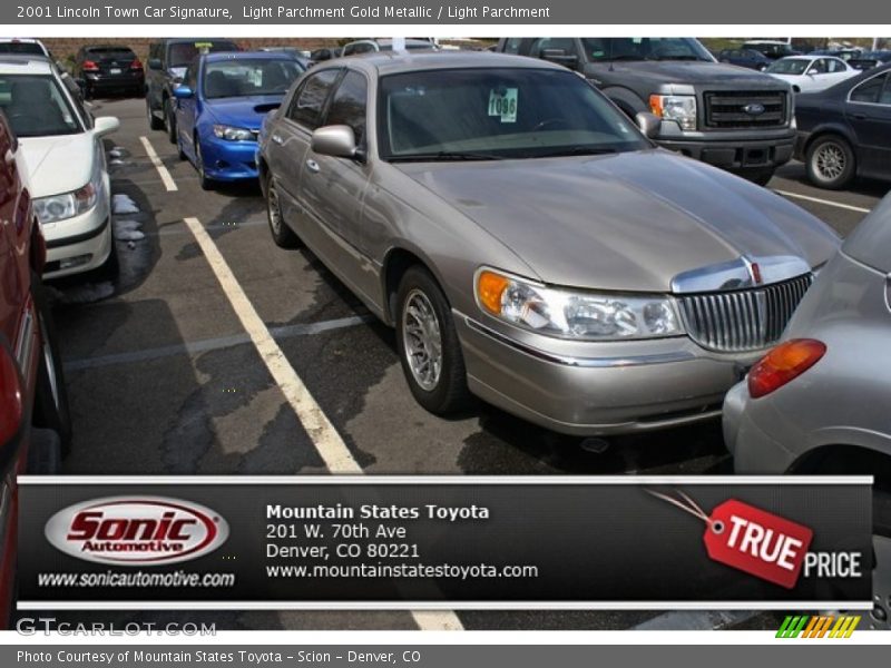 Light Parchment Gold Metallic / Light Parchment 2001 Lincoln Town Car Signature