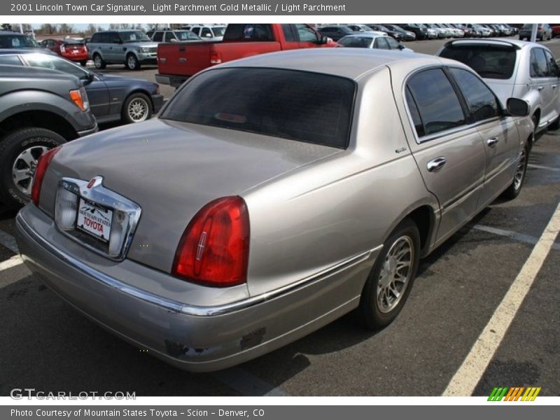Light Parchment Gold Metallic / Light Parchment 2001 Lincoln Town Car Signature