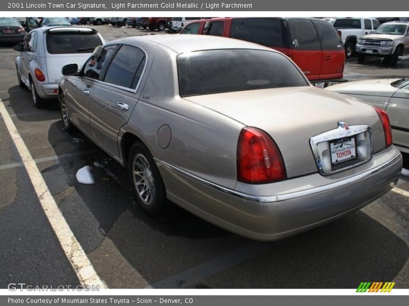 Light Parchment Gold Metallic / Light Parchment 2001 Lincoln Town Car Signature