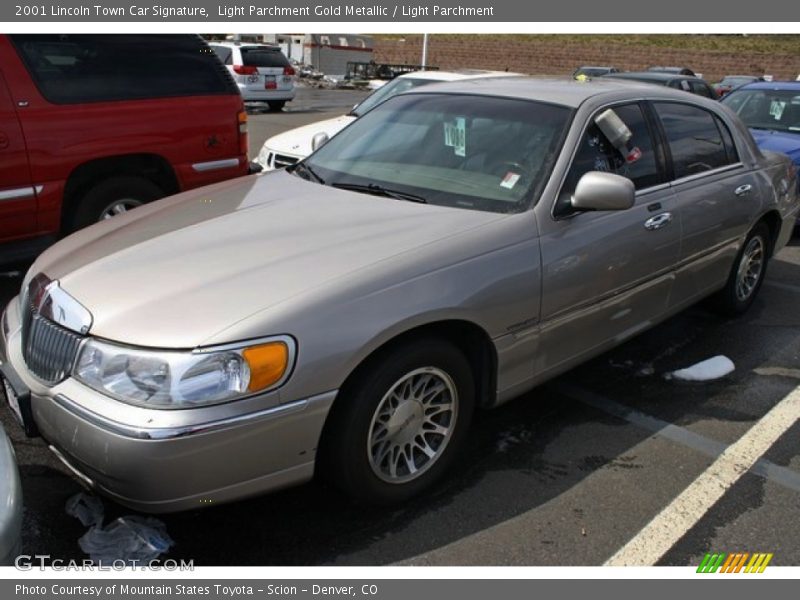 Light Parchment Gold Metallic / Light Parchment 2001 Lincoln Town Car Signature