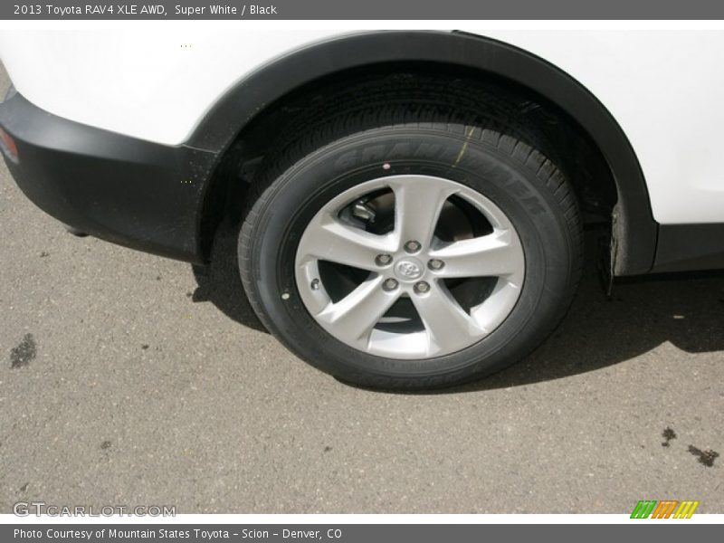 Super White / Black 2013 Toyota RAV4 XLE AWD