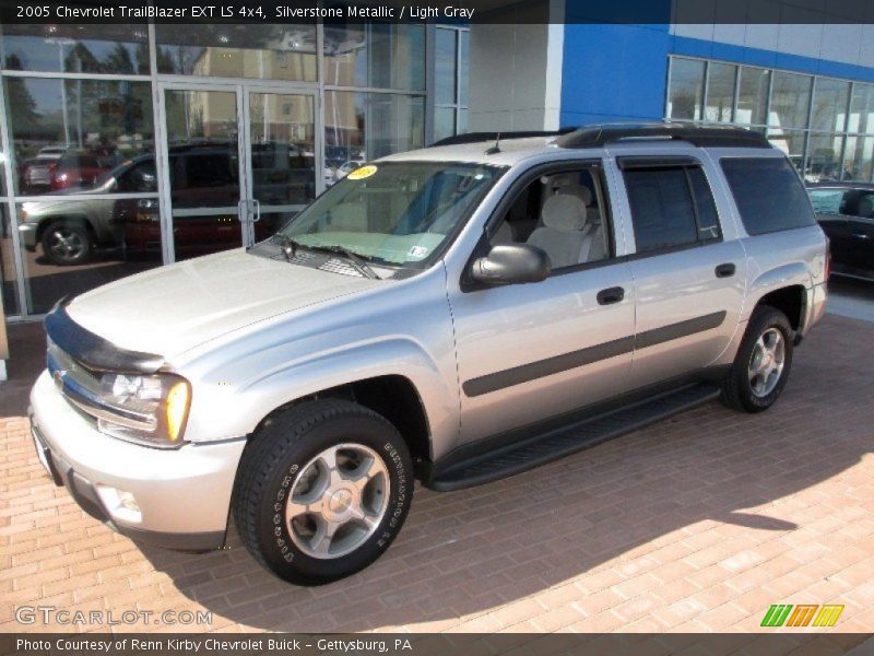 Front 3/4 View of 2005 TrailBlazer EXT LS 4x4