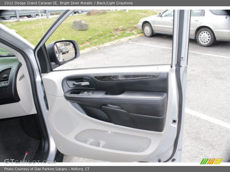 Bright Silver Metallic / Black/Light Graystone 2012 Dodge Grand Caravan SE