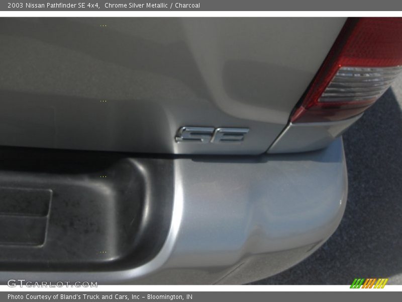Chrome Silver Metallic / Charcoal 2003 Nissan Pathfinder SE 4x4