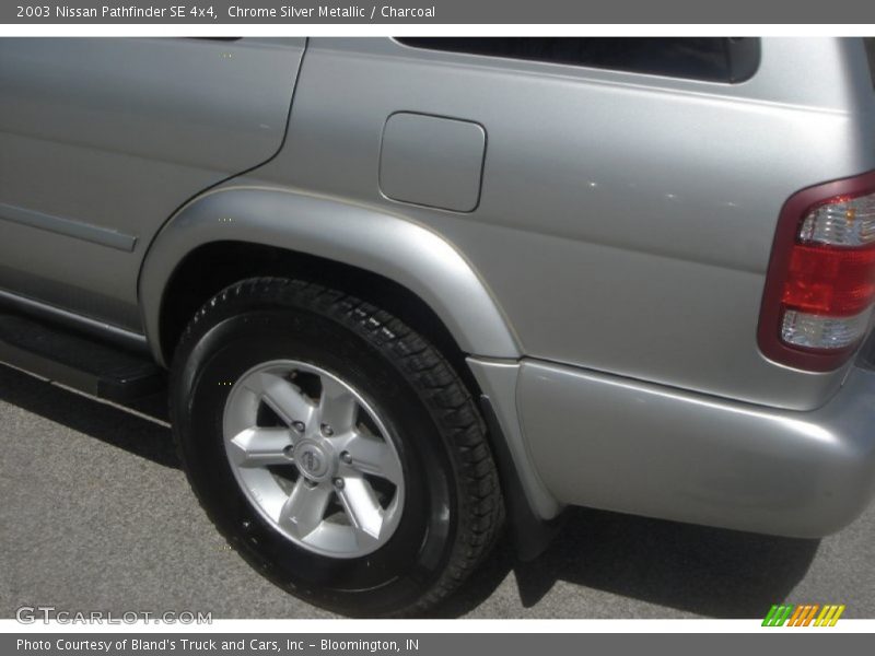 Chrome Silver Metallic / Charcoal 2003 Nissan Pathfinder SE 4x4