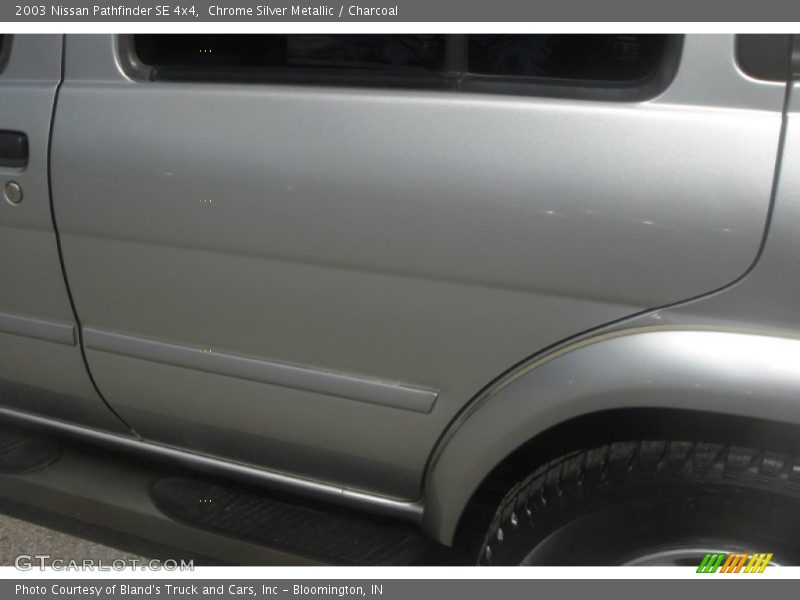 Chrome Silver Metallic / Charcoal 2003 Nissan Pathfinder SE 4x4