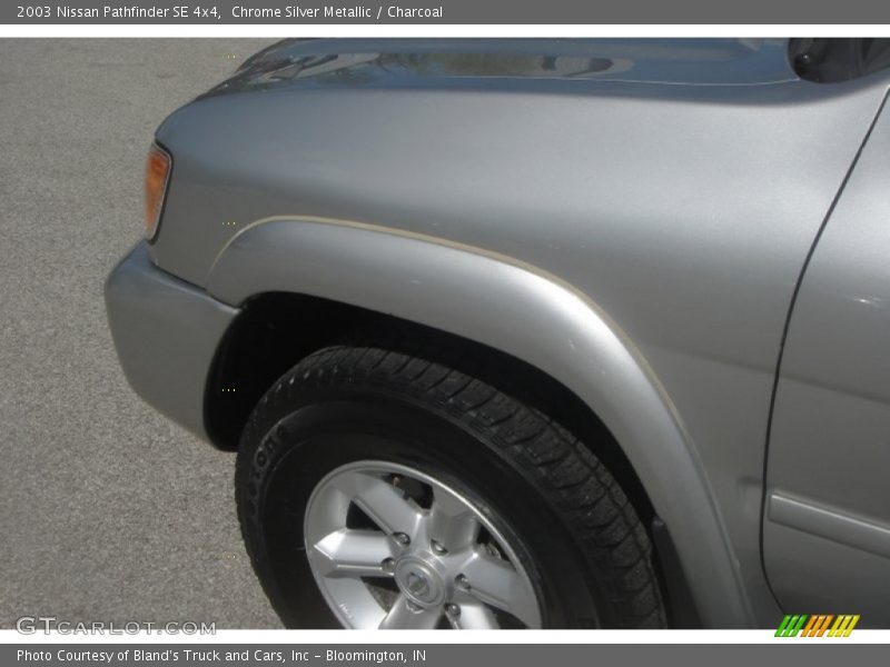Chrome Silver Metallic / Charcoal 2003 Nissan Pathfinder SE 4x4