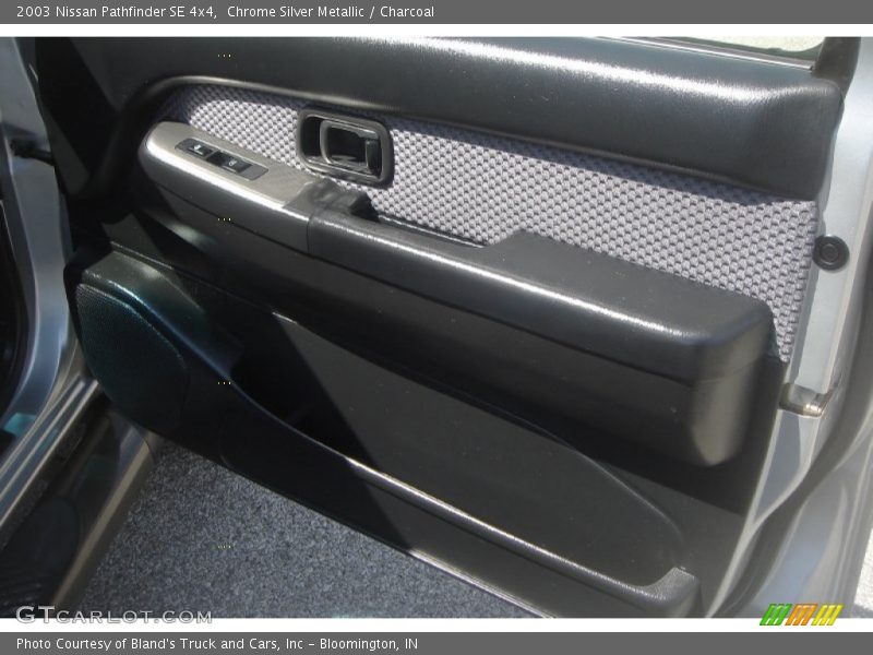 Chrome Silver Metallic / Charcoal 2003 Nissan Pathfinder SE 4x4