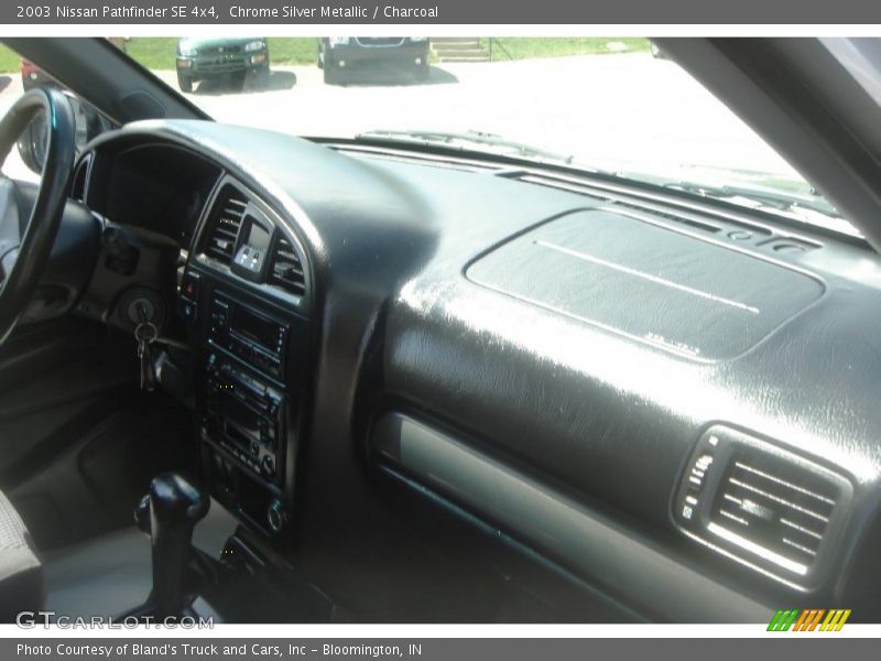 Chrome Silver Metallic / Charcoal 2003 Nissan Pathfinder SE 4x4