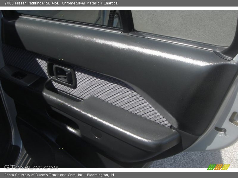 Chrome Silver Metallic / Charcoal 2003 Nissan Pathfinder SE 4x4