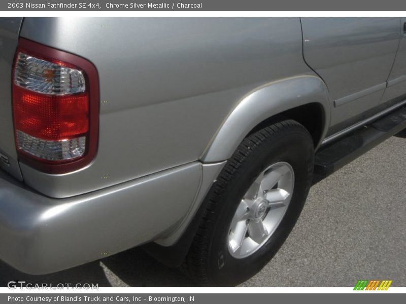 Chrome Silver Metallic / Charcoal 2003 Nissan Pathfinder SE 4x4