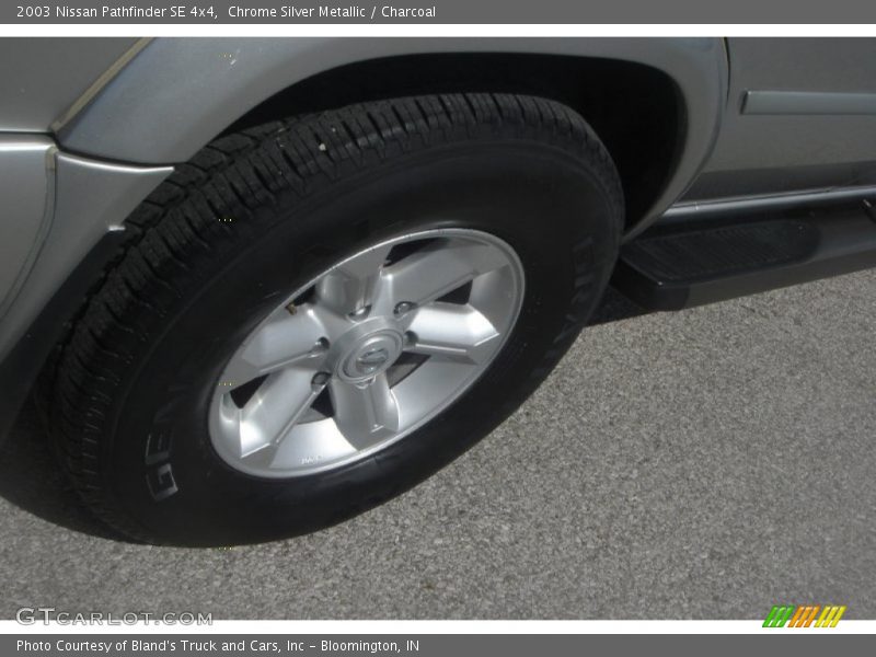 Chrome Silver Metallic / Charcoal 2003 Nissan Pathfinder SE 4x4