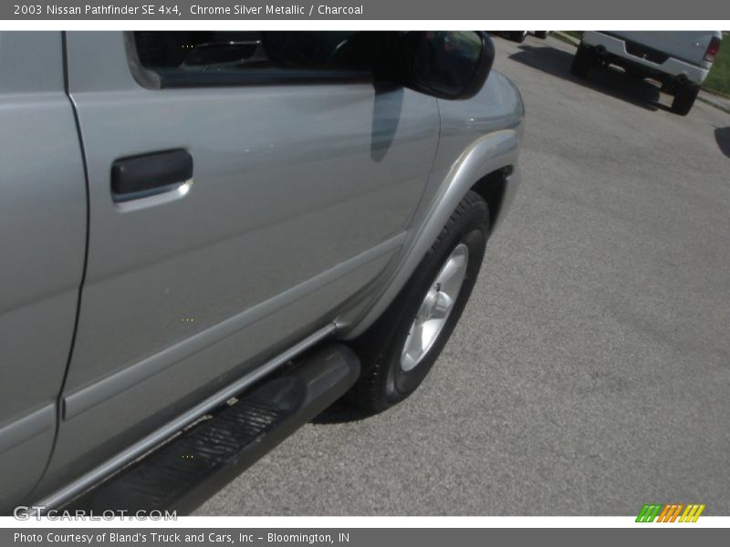 Chrome Silver Metallic / Charcoal 2003 Nissan Pathfinder SE 4x4