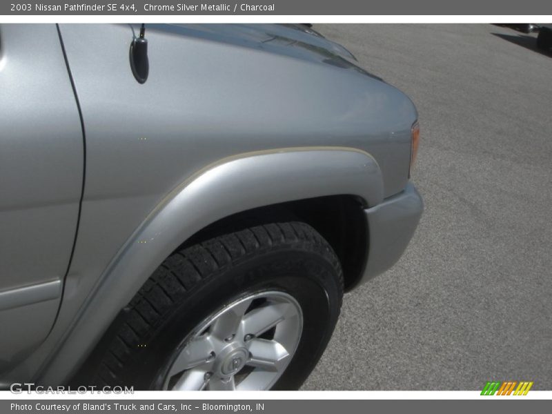 Chrome Silver Metallic / Charcoal 2003 Nissan Pathfinder SE 4x4
