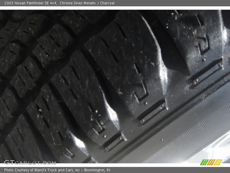 Chrome Silver Metallic / Charcoal 2003 Nissan Pathfinder SE 4x4