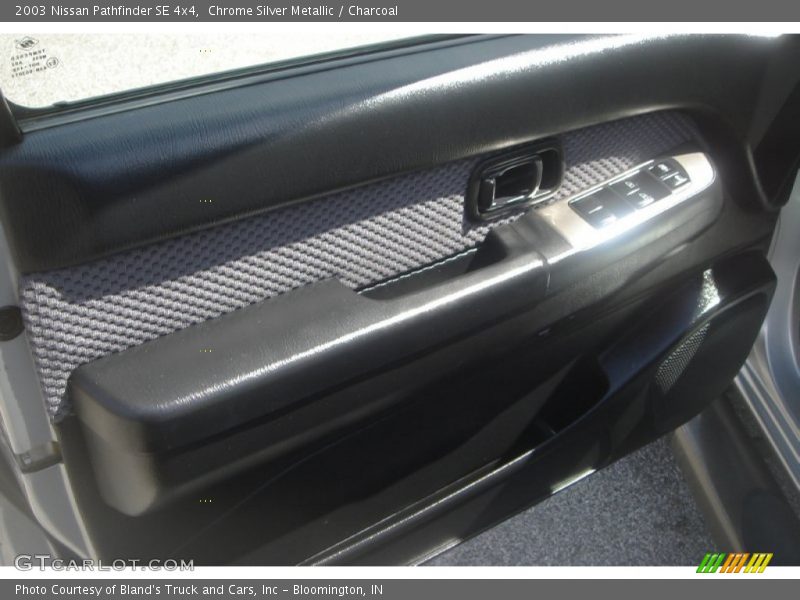 Chrome Silver Metallic / Charcoal 2003 Nissan Pathfinder SE 4x4