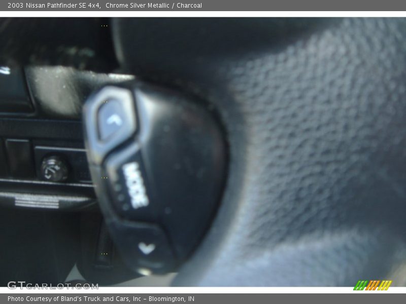 Chrome Silver Metallic / Charcoal 2003 Nissan Pathfinder SE 4x4