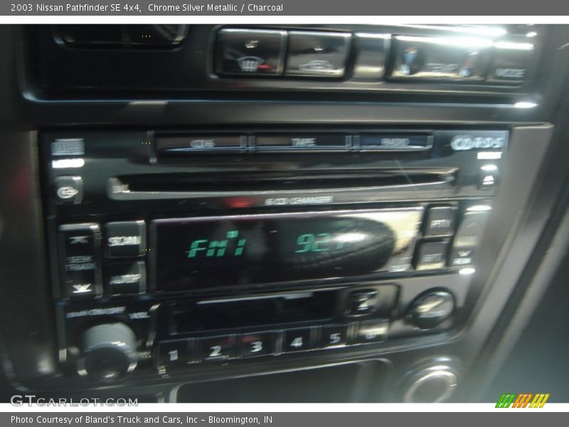 Chrome Silver Metallic / Charcoal 2003 Nissan Pathfinder SE 4x4