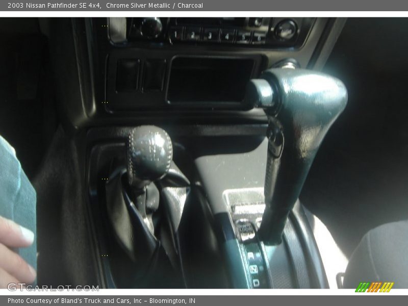 Chrome Silver Metallic / Charcoal 2003 Nissan Pathfinder SE 4x4