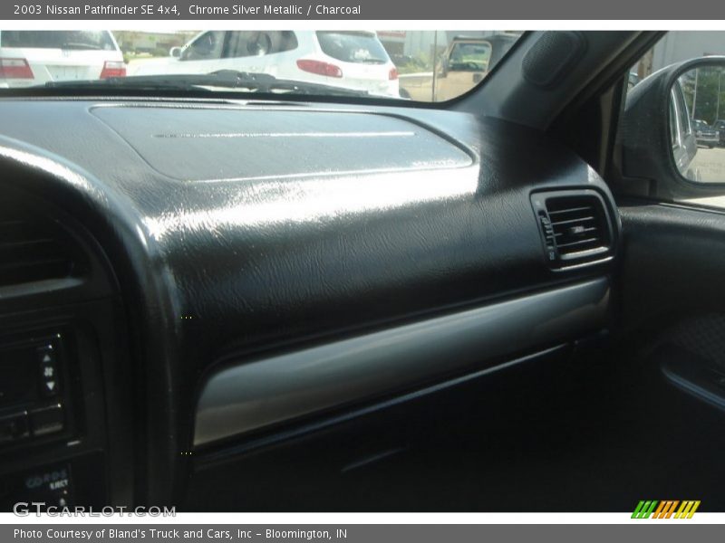 Chrome Silver Metallic / Charcoal 2003 Nissan Pathfinder SE 4x4
