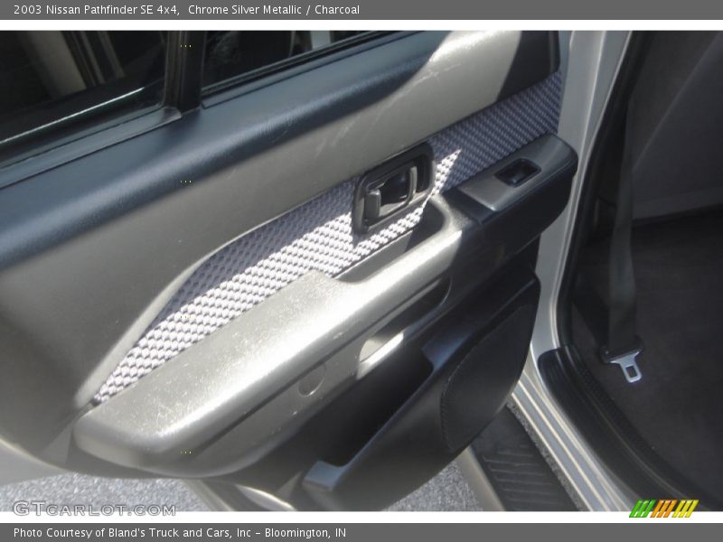 Chrome Silver Metallic / Charcoal 2003 Nissan Pathfinder SE 4x4