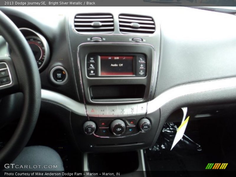 Bright Silver Metallic / Black 2013 Dodge Journey SE