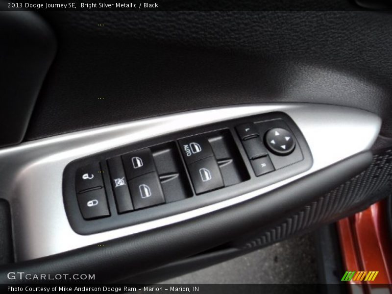 Bright Silver Metallic / Black 2013 Dodge Journey SE