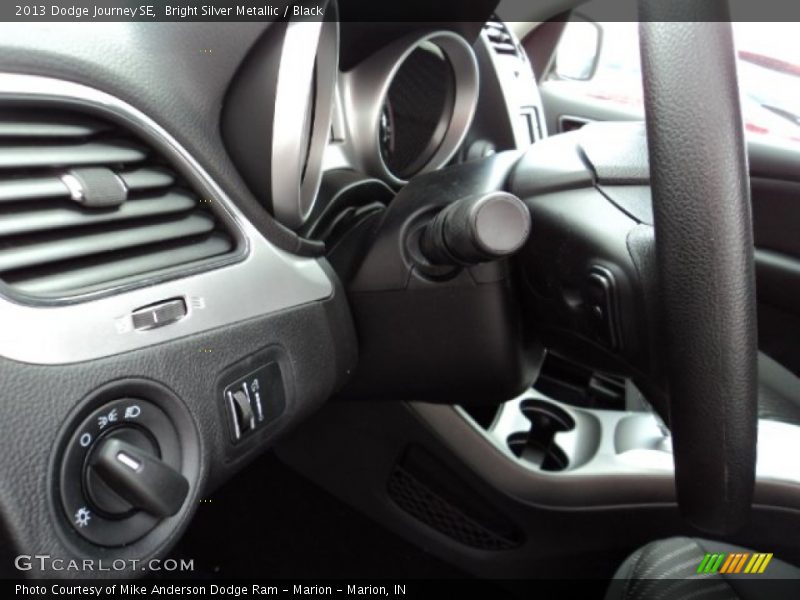 Bright Silver Metallic / Black 2013 Dodge Journey SE