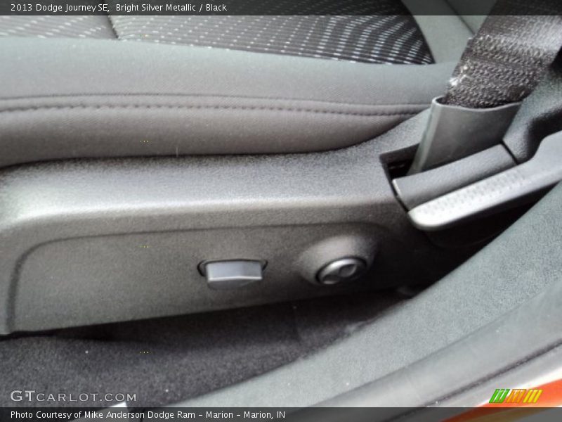 Bright Silver Metallic / Black 2013 Dodge Journey SE