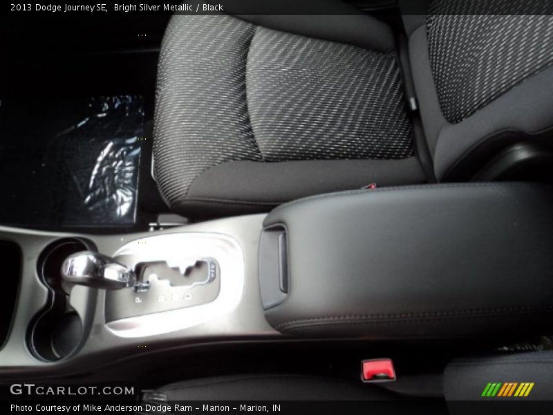 Bright Silver Metallic / Black 2013 Dodge Journey SE