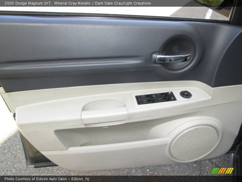 Mineral Gray Metallic / Dark Slate Gray/Light Graystone 2005 Dodge Magnum SXT