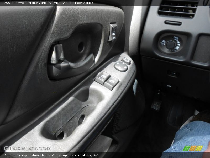 Victory Red / Ebony Black 2004 Chevrolet Monte Carlo LS