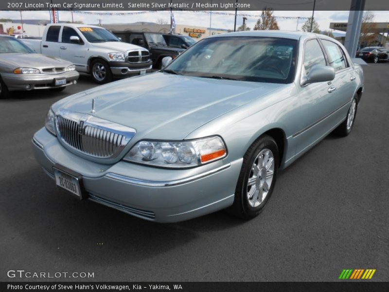 Satellite Silver Metallic / Medium Light Stone 2007 Lincoln Town Car Signature Limited