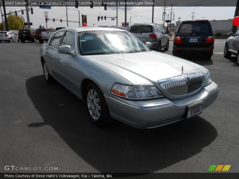 Satellite Silver Metallic / Medium Light Stone 2007 Lincoln Town Car Signature Limited