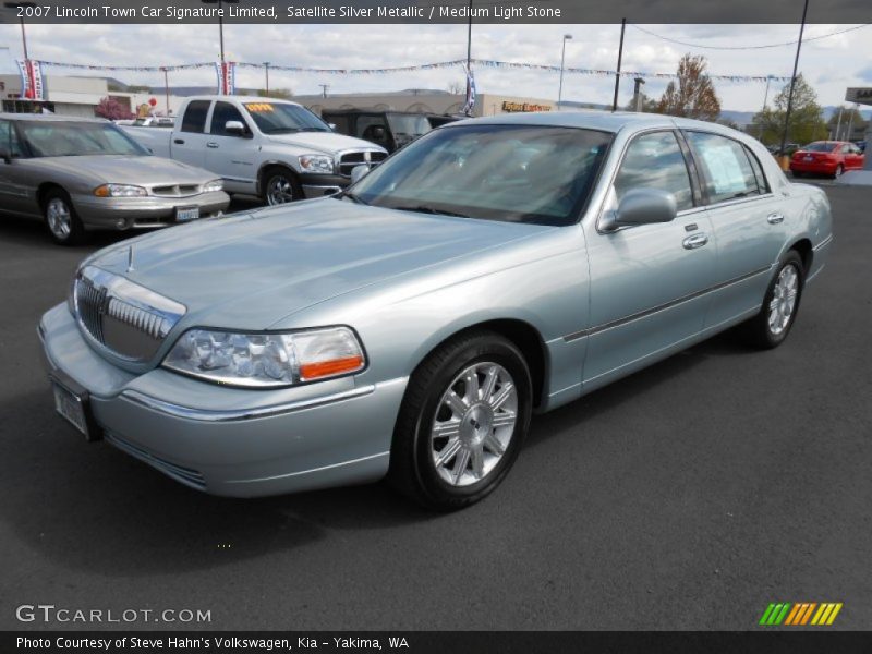 Satellite Silver Metallic / Medium Light Stone 2007 Lincoln Town Car Signature Limited