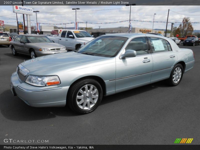Satellite Silver Metallic / Medium Light Stone 2007 Lincoln Town Car Signature Limited