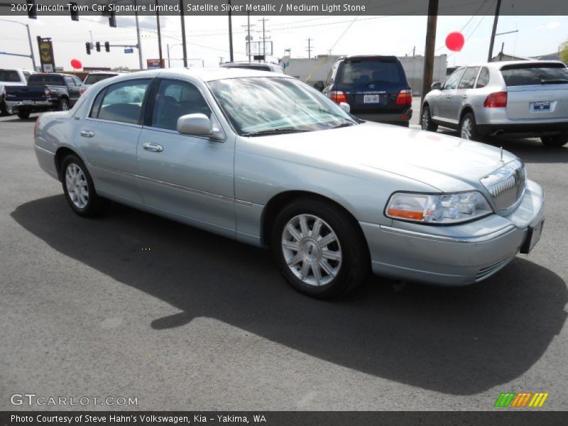 Satellite Silver Metallic / Medium Light Stone 2007 Lincoln Town Car Signature Limited
