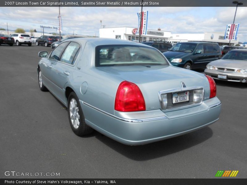 Satellite Silver Metallic / Medium Light Stone 2007 Lincoln Town Car Signature Limited